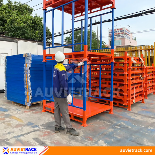 Pallet sắt xếp chồng